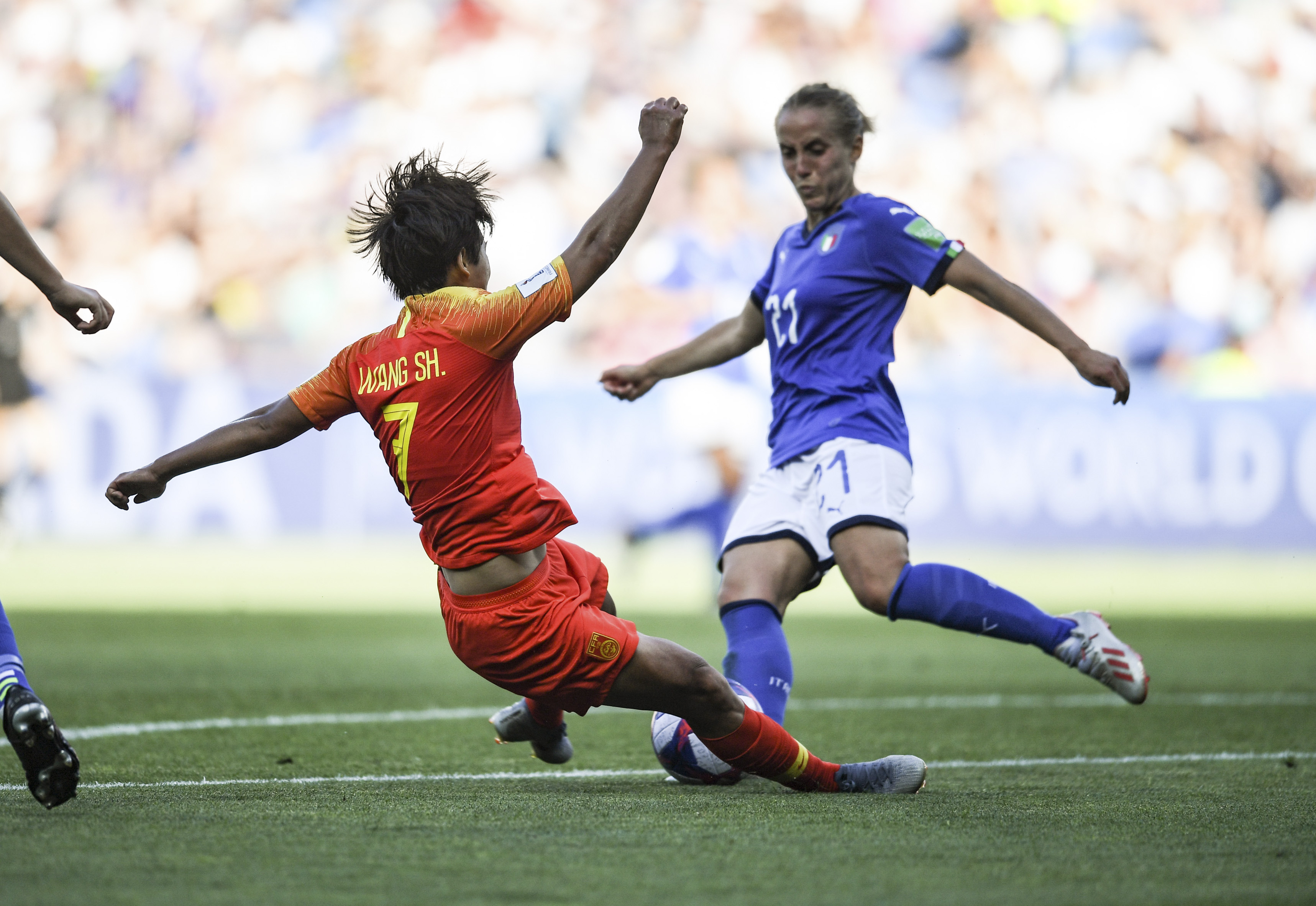 半岛体育app投注-美国女足选手在比赛中表现出色