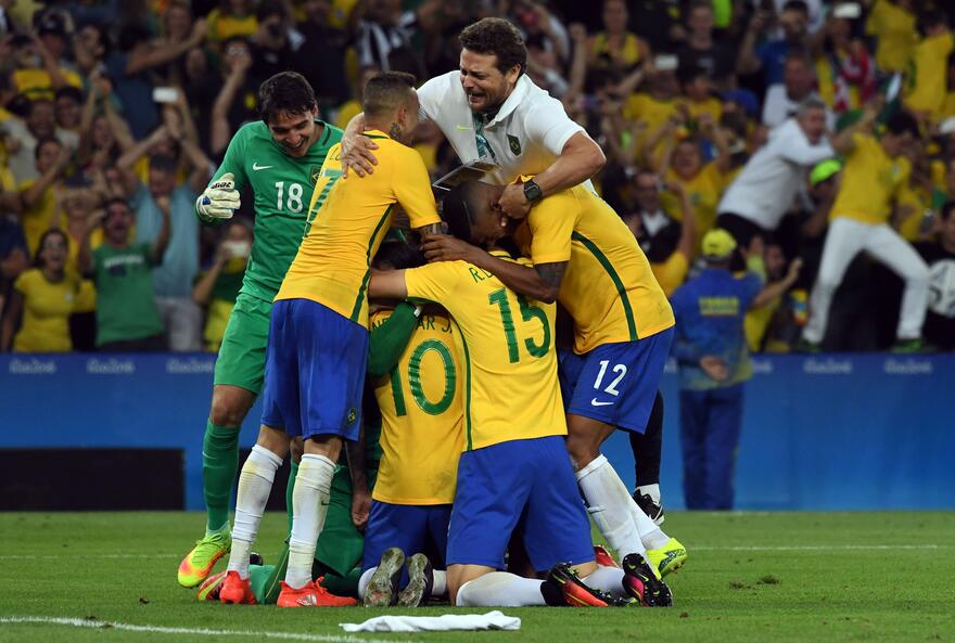 半岛体育在线登录-菲尼斯特雷巴赛后点球绝杀，豪取三分的简单介绍