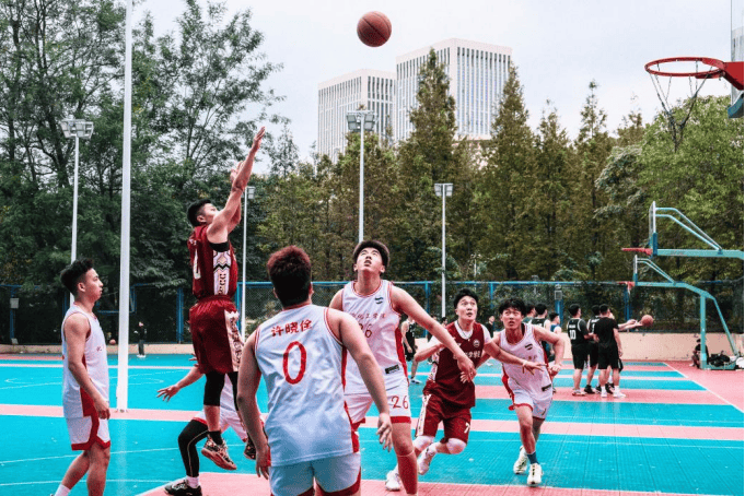 半岛app官网-当地青年篮球赛精彩继续，小球员积极表现的简单介绍