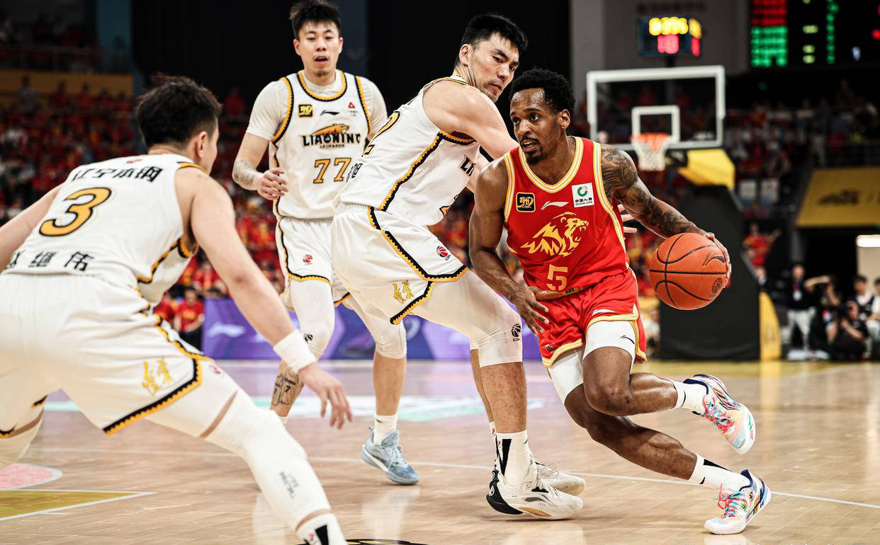 半岛体育官网入口-黑龙江男篮遭遇连败，后劲不足