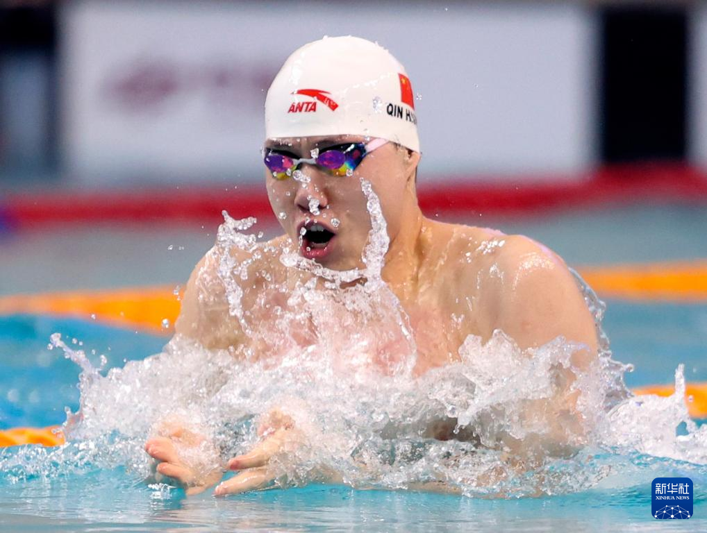 半岛体育在线官网-包含游泳比赛场上白热化，距离冠军只有一步之遥的词条